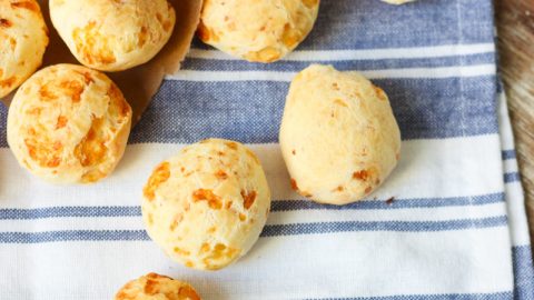 Aprenda como fazer pão de queijo de uma maneira muito simples e rápida, com poucos ingredientes e todos fáceis de encontrar.