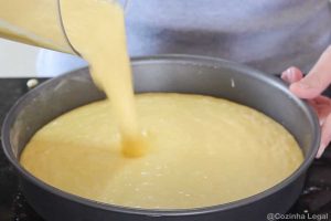 Aprenda a fazer o Bolo de Milho Verde em apenas 30 minutos usando um liquidificador! Com ingredientes simples, o resultado é um bolo cremoso.