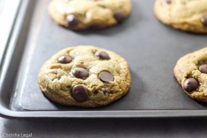 Esse são os melhores cookies com gotas de chocolate que existem. Clássicos cookies macios, fáceis, saborosos e com muito chocolate.