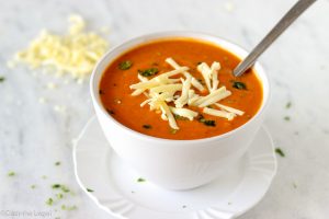 Deliciosa e simples Sopa de Tomate, feita com ingredientes simples e sabor surpreendente. Aqueça-se nesse inverno com essa sopa maravilhosa.