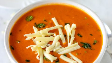 Deliciosa e simples Sopa de Tomate, feita com ingredientes simples e sabor surpreendente. Aqueça-se nesse inverno com essa sopa maravilhosa.