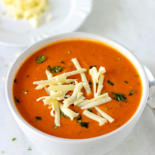 Deliciosa e simples Sopa de Tomate, feita com ingredientes simples e sabor surpreendente. Aqueça-se nesse inverno com essa sopa maravilhosa.