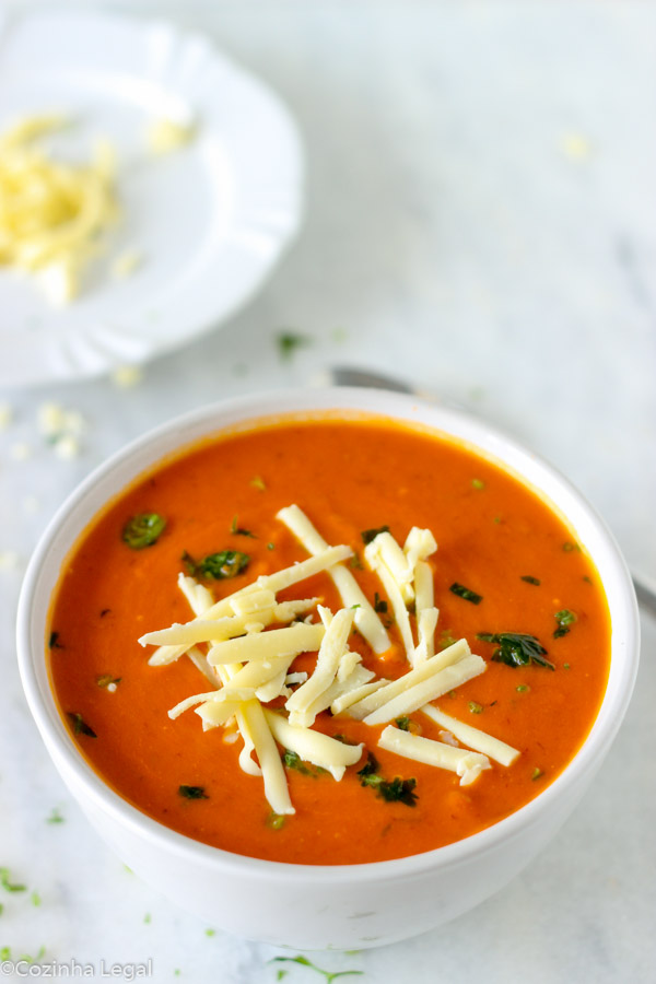 Deliciosa e simples Sopa de Tomate; feita com ingredientes simples, mas com sabor surpreendente. Aqueça-se nesse inverno com essa sopa maravilhosa.
