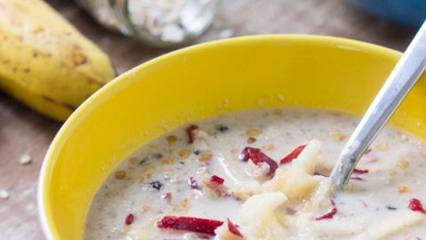 Comece o dia com uma refeição saudável e nutritiva. Prepare esse delicioso müsli suíço de aveia na noite anterior e tenha um café da manhã completo sem esforço. 