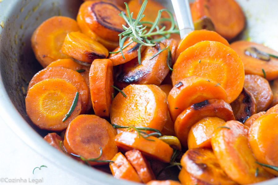 receita de cenouras salteadas fáceis de fazer. 