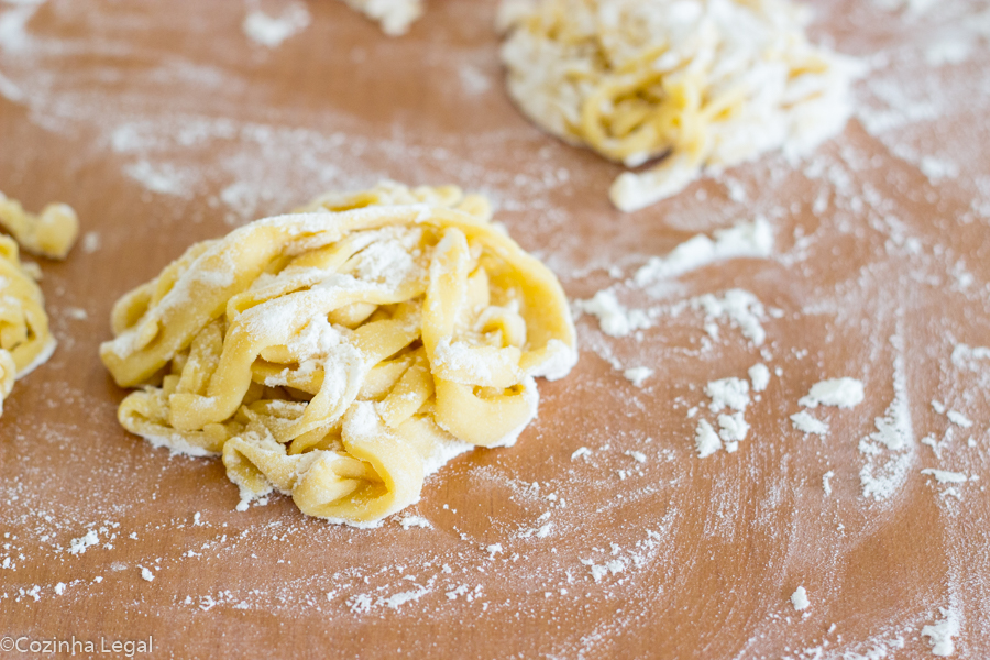 Como fazer macarrão caseiro é muito simples e você vai precisar de apenas dois ingredientes: ovos e farinha de trigo, apenas isso e nada mais.
