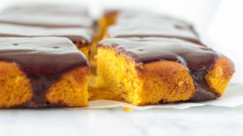 Esta é a minha melhor receita de bolo de cenoura. Depois de muitos testes, finalmente encontrei a receita perfeita. Fofo, denso e com a melhor cobertura de chocolate do mundo.