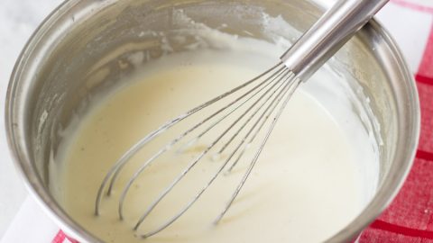 Um dos molhos mais clássicos e simples da culinária tradicional francesa, popular no mundo todo, o molho Béchamel é conhecido aqui no Brasil como Molho Branco!