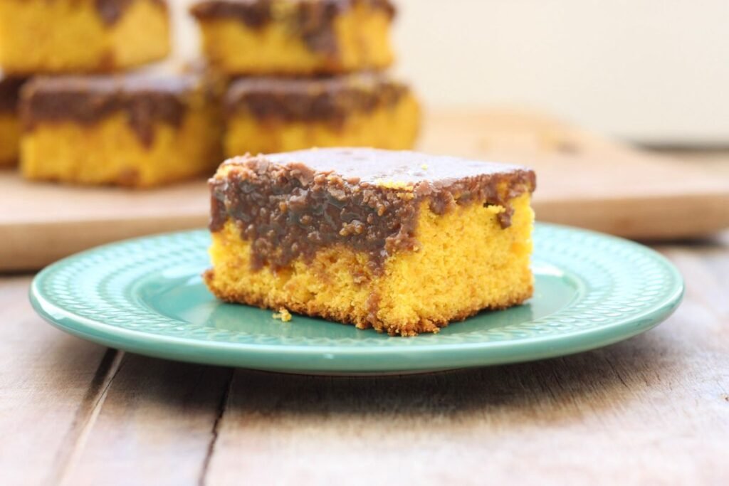 Esta é a minha melhor receita de bolo de cenoura. Depois de muitos testes, finalmente encontrei a receita perfeita. Fofo, denso e com a melhor cobertura de chocolate do mundo.