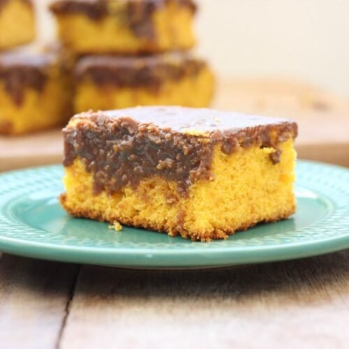 Esta é a minha melhor receita de bolo de cenoura. Depois de muitos testes, finalmente encontrei a receita perfeita. Fofo, denso e com a melhor cobertura de chocolate do mundo.