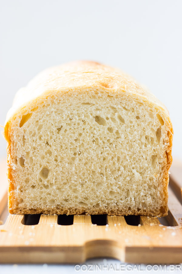 Qualquer um pode fazer este pão caseiro. Ele é simplesmente infalível, não precisa sovar e tem o sabor único do pão feito em casa. É só misturar todos os ingredientes e voilà. Pão caseiro sem sova rápido e fácil!
