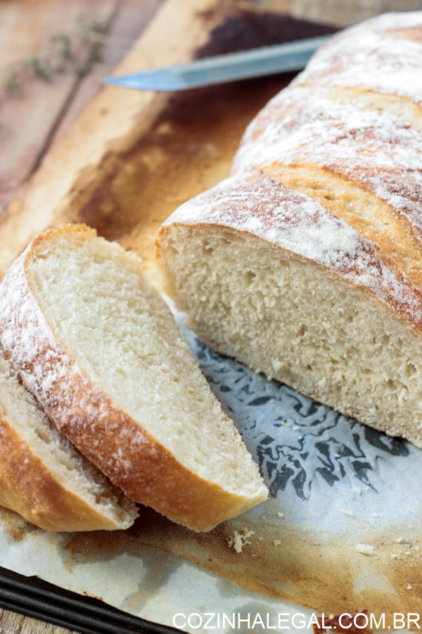 Qualquer um pode fazer este pão caseiro. Ele é simplesmente infalível, não precisa sovar e tem o sabor único do pão feito em casa. É só misturar todos os ingredientes e voilà. Pão caseiro sem sova rápido e fácil!