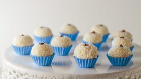 Beijinho de coco é daquelas preparações que não pode faltar em festas de aniversários. É sucesso garantido.