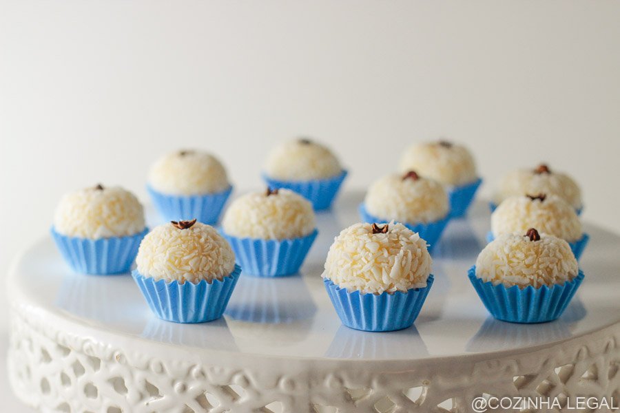 Beijinho de coco é daquelas preparações que não pode faltar em festas ...