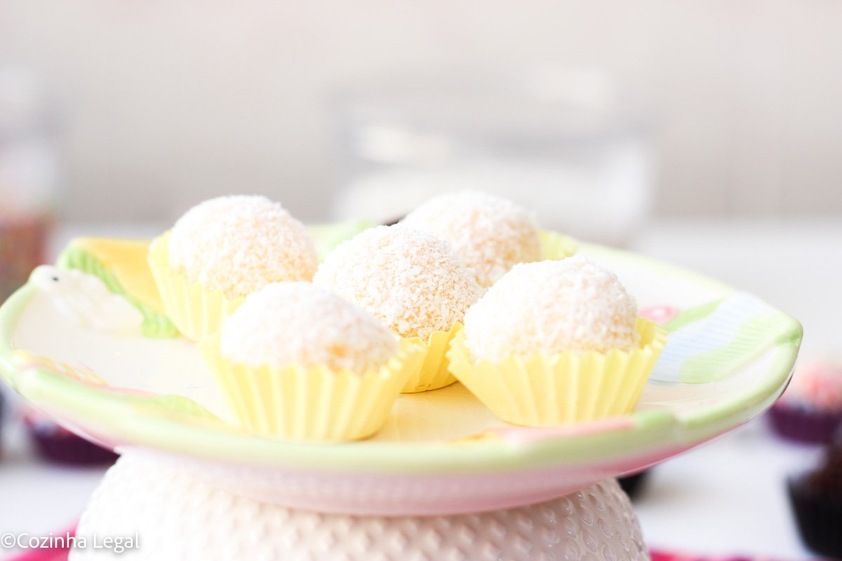 Beijinho de coco é daqueles docinhos que não podem faltar em festa de aniversário. Esta receita fácil rende 40 unidades perfeitas.