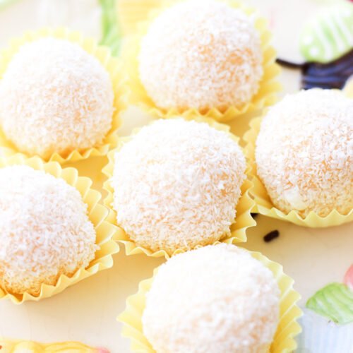 Beijinho de coco é daqueles docinhos que não podem faltar em festa de aniversário. Esta receita fácil rende 40 unidades perfeitas.