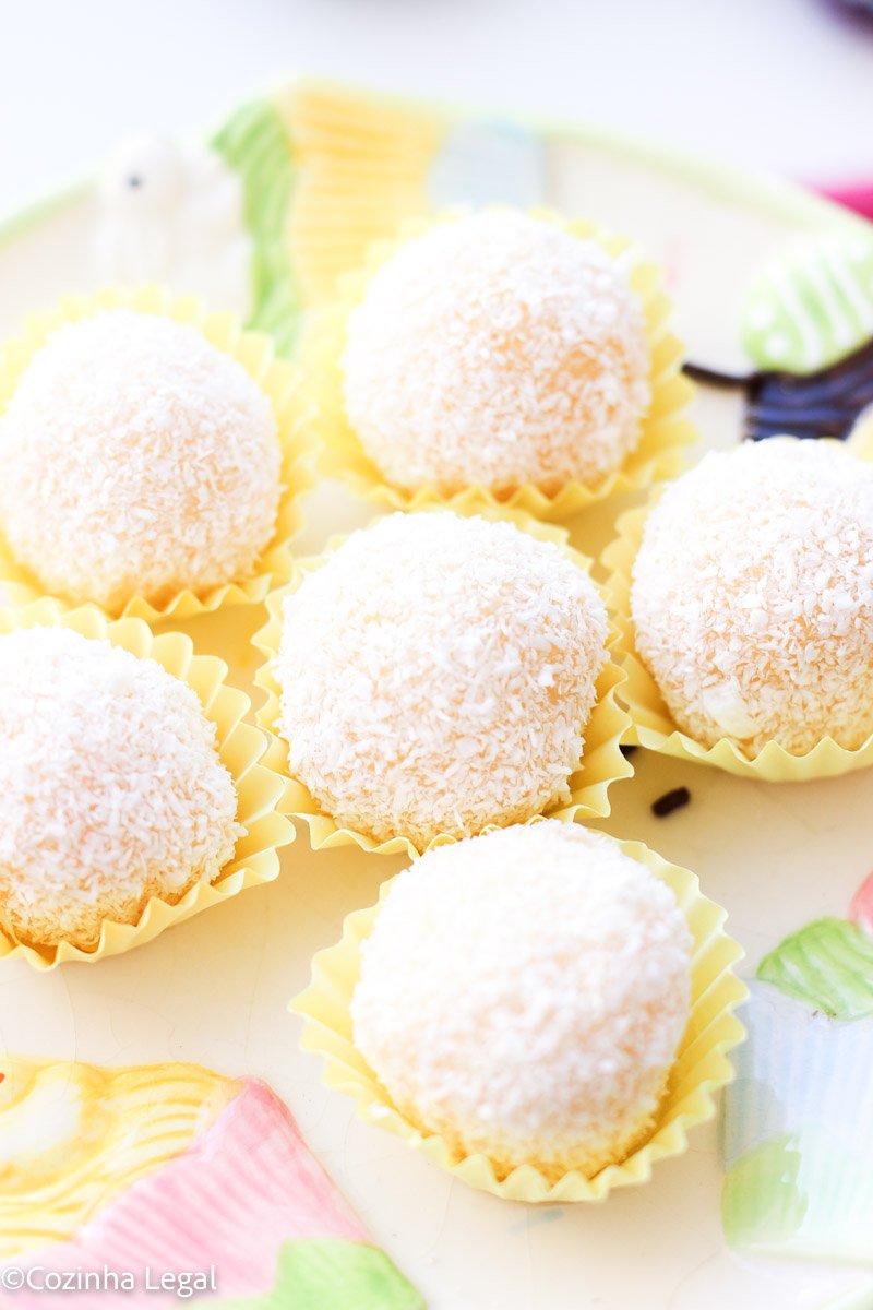 Beijinho de coco é daqueles docinhos que não podem faltar em festa de aniversário. Esta receita fácil rende 40 unidades perfeitas.