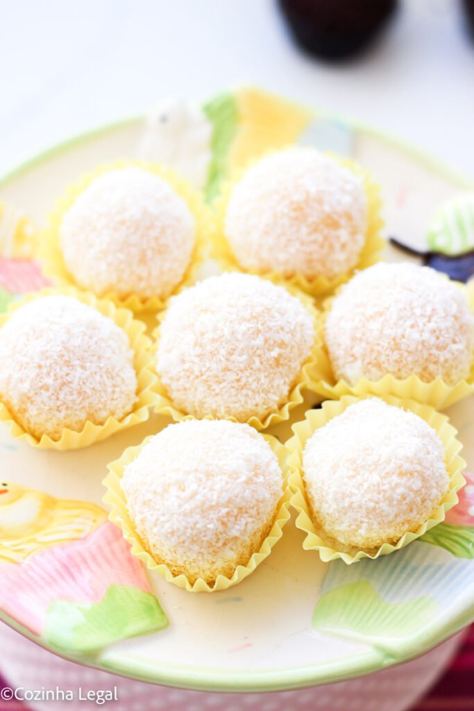 Beijinho de coco é daqueles docinhos que não podem faltar em festa de aniversário. Esta receita fácil rende 40 unidades perfeitas.