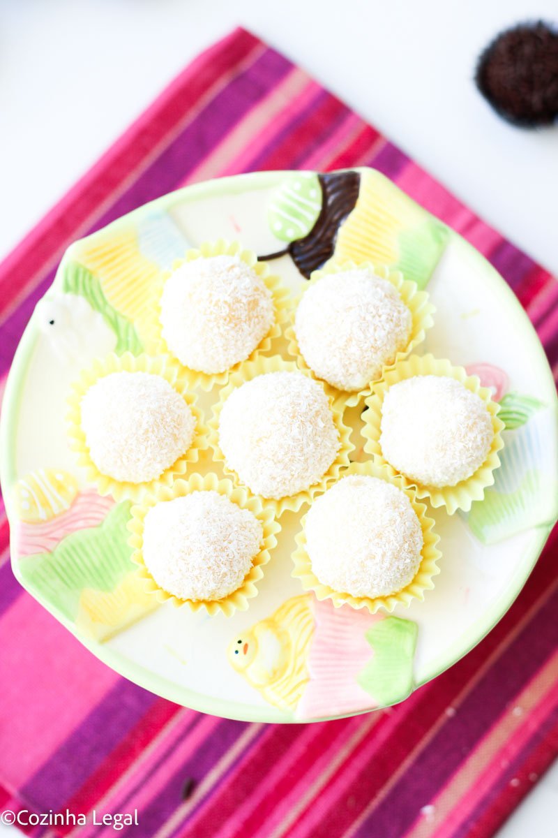 Beijinho de coco é daqueles docinhos que não podem faltar em festa de aniversário. Esta receita fácil rende 40 unidades perfeitas.