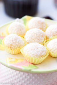 Beijinho de coco é daqueles docinhos que não podem faltar em festa de aniversário. Esta receita fácil rende 40 unidades perfeitas.
