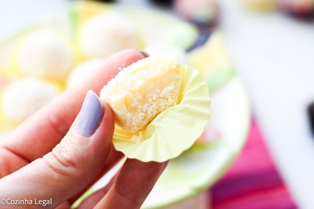 Beijinho de coco é daqueles docinhos que não podem faltar em festa de aniversário. Esta receita fácil rende 40 unidades perfeitas.
