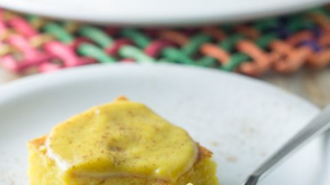 Aprenda a fazer um delicioso Bolo de milho com curau. Receita fácil e rápida: é só colocar tudo no liquidificador e pronto!