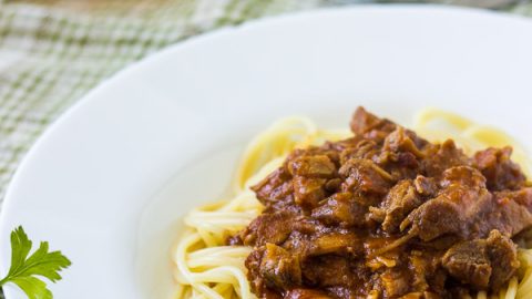 Eu estava procurando uma maneira fácil de fazer o nosso almoço de domingo quando descobri essa receita de Costela Assada na Slow Cooker.