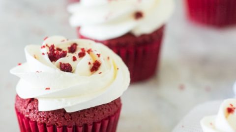 Aprenda a fazer esses fáceis, úmidos e macios cupcakes red velvet caseiros com cobertura de chantininho.