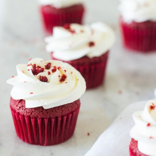 Aprenda a fazer esses fáceis, úmidos e macios cupcakes red velvet caseiros com cobertura de chantininho.