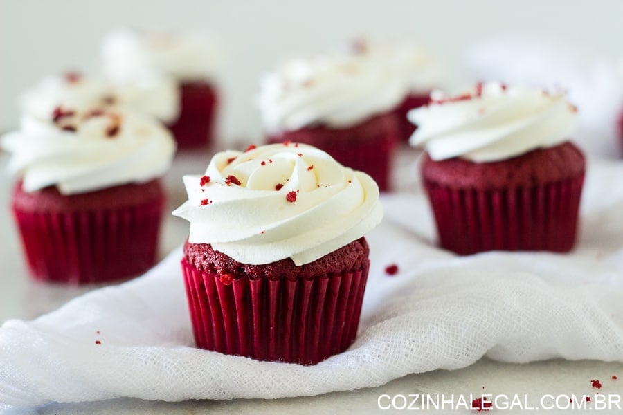 Aprenda a fazer esses fáceis, úmidos e macios cupcakes red velvet caseiros com cobertura de chantininho.