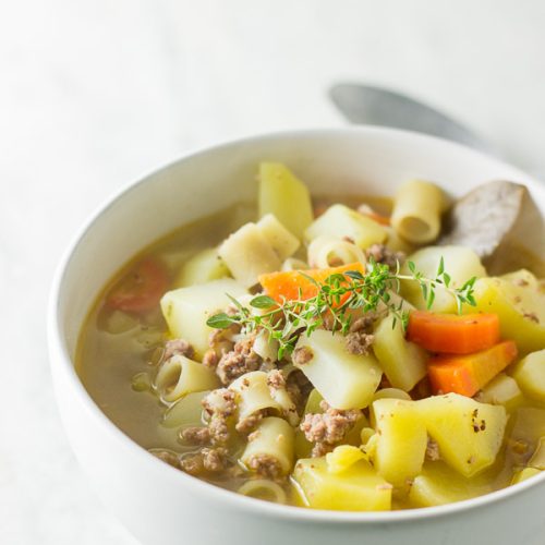 Para um jantar delicioso, saudável e rápido basta uma tigela dessa Sopa de Legumes com Carne. Ela é perfeita para dias chuvosos ou noites frias do inverno.
