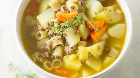 Para um jantar delicioso, saudável e rápido basta uma tigela dessa Sopa de Legumes com Carne. Ela é perfeita para dias chuvosos ou noites frias do inverno.