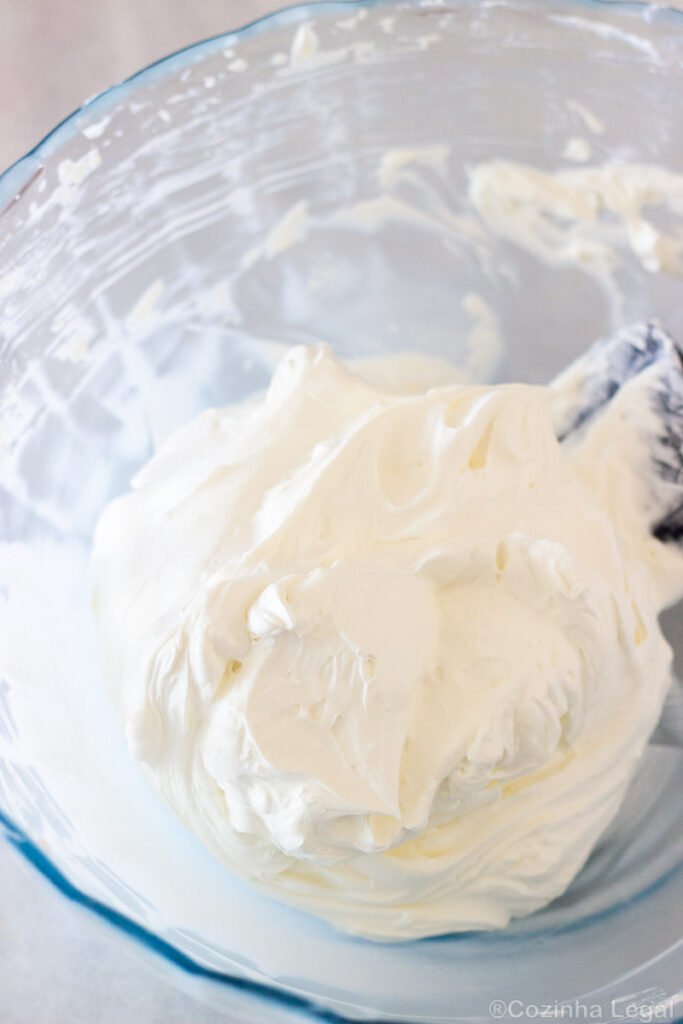 Chantininho é uma receita super simples de ser feita e perfeita para decorar bolos. Pronto em 20 minutos e com apenas 4 ingredientes.