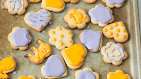 Biscoito amanteigado com glacê decorado rápido. Esses biscoitos com gosto de infância são fáceis de fazer e decorar que você ira se surpreender.