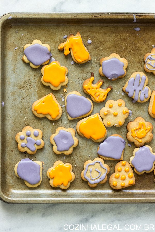 Biscoito amanteigado e decorado rápido e fácil. Esses biscoitos caseiros com gosto de infância são tão fáceis de fazer e decorar que você ira se surpreender.