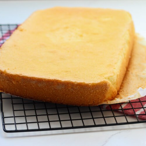 Massa de pão de ló com 3 ingredientes: ovos, açúcar e farinha. A base perfeita para bolos recheados. Com técnica simples vai se tornar seu queridinho também.