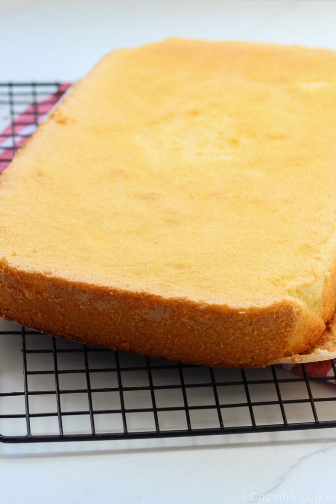Massa de pão de ló com 3 ingredientes: ovos, açúcar e farinha. A base perfeita para bolos recheados. Com técnica simples vai se tornar seu queridinho também.