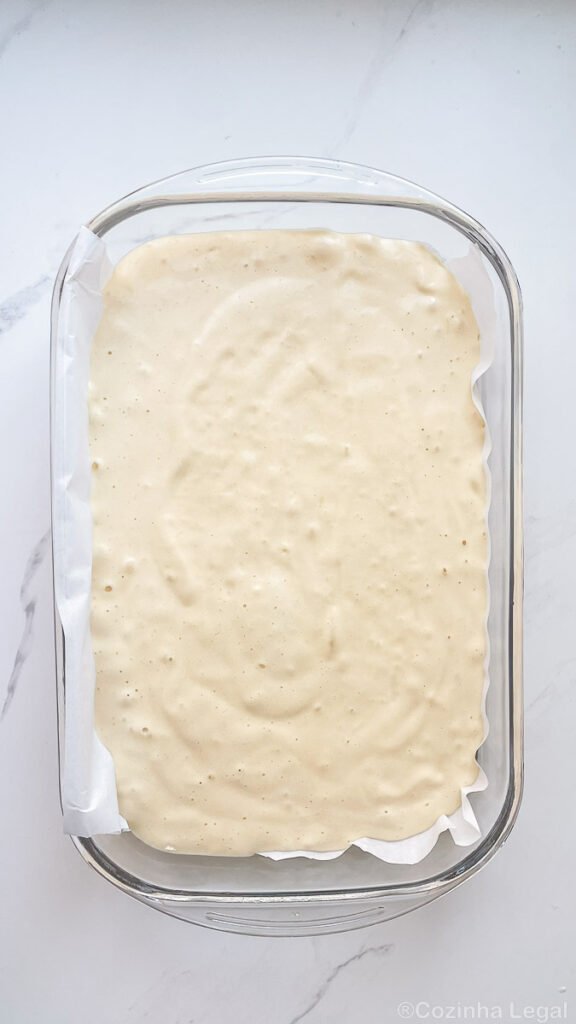 Massa de pão de ló com 3 ingredientes: ovos, açúcar e farinha. A base perfeita para bolos recheados. Com técnica simples vai se tornar seu queridinho também.