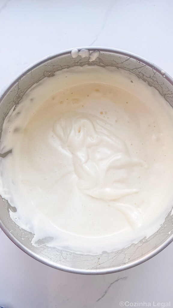 Massa de pão de ló com 3 ingredientes: ovos, açúcar e farinha. A base perfeita para bolos recheados. Com técnica simples vai se tornar seu queridinho também.