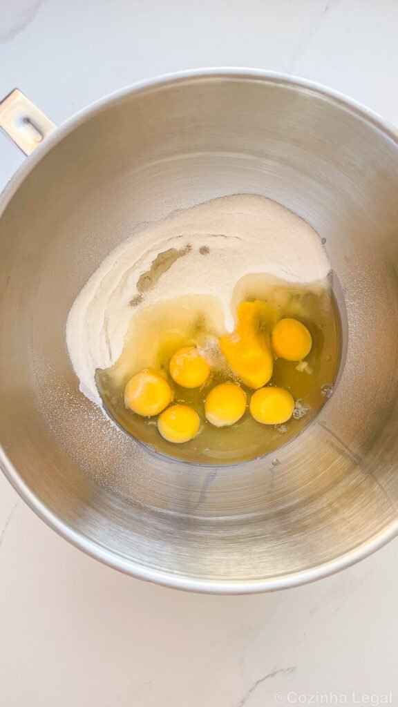 Massa de pão de ló com 3 ingredientes: ovos, açúcar e farinha. A base perfeita para bolos recheados. Com técnica simples vai se tornar seu queridinho também.