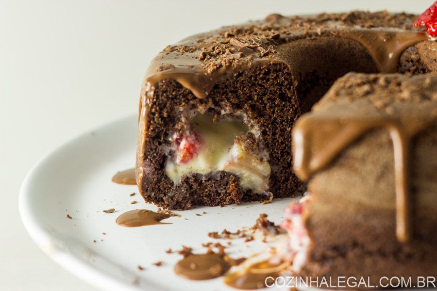 Desvende o segredo do bolo de chocolate com brigadeiro e morango com essa receita exclusiva e fácil de fazer de bolo caseiro!