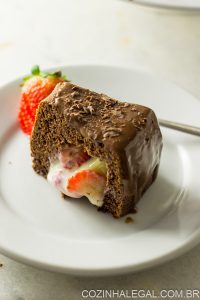 Desvende o segredo da receita do bolo de chocolate com brigadeiro branco e morango com nossa receita exclusiva e fácil de fazer de bolo caseiro!