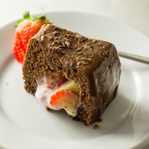 Desvende o segredo da receita do bolo de chocolate com brigadeiro branco e morango com nossa receita exclusiva e fácil de fazer de bolo caseiro!