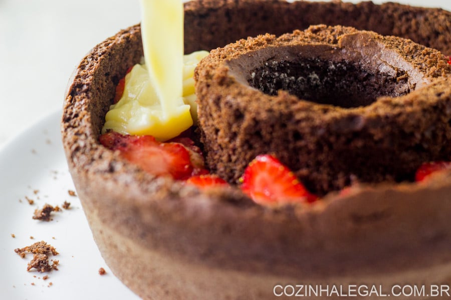 Desvende o segredo do bolo de chocolate com brigadeiro e morango com essa receita exclusiva e fácil de fazer de bolo caseiro!