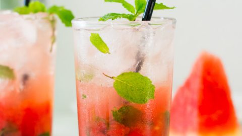 Mojito de melancia é uma versão mais leve e doce do cubano Mojito de limão. Fica uma delícia e é super refrescante para os dias de calor.