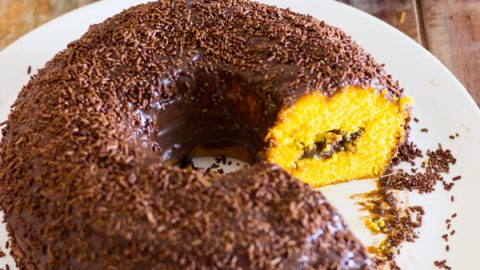 Receita de bolo de cenoura com brigadeiro fofo e úmido. Bolo fácil de fazer com brigadeiro por dentro e por fora. Veja só: 