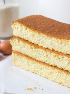 Bolo Pão de Ló com 3 Ingredientes é uma receita fácil e rápida de ser feita. Com poucos ingredientes, você irá preparar um bolo pão de ló fofo, alto e super saboroso.