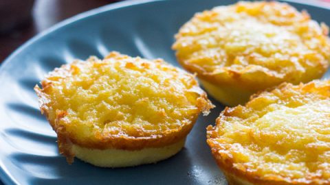 Receita fácil e sem segredos da tradicional queijadinha portuguesa e de Festa Junina. Vai bem com um café fresquinho.