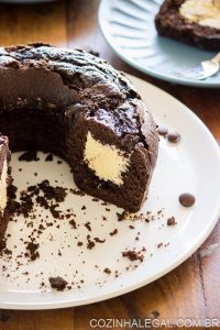 Bolo de chocolate com leite ninho é uma das combinações mais saborosas de bolo que eu conheço. Simplesmente irresistível. Receita fácil e rápida.