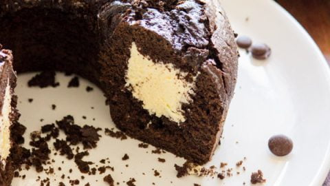 Bolo de chocolate com leite ninho é uma das combinações mais saborosas de bolo que eu conheço. Simplesmente irresistível. Receita fácil e rápida.